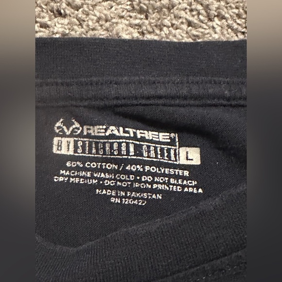 Realtree Black Long Sleeve Shirt with Flag Design - Picture 3 of 4